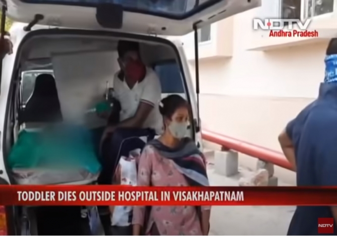 병원 앞에서 숨 거둔 아기…코로나 아비규환에 빠진 인도