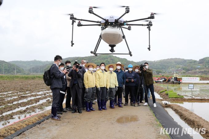 충남 농업, 자율주행이앙-드론직파로 인력·비용 ‘뚝’