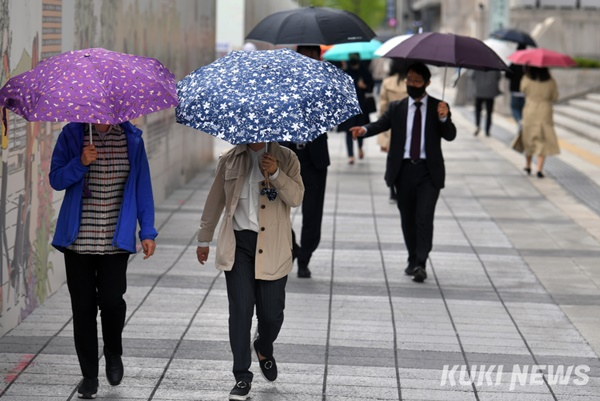 [오늘날씨] 1일 전국 곳곳서 비…바람 불며 '쌀쌀' 