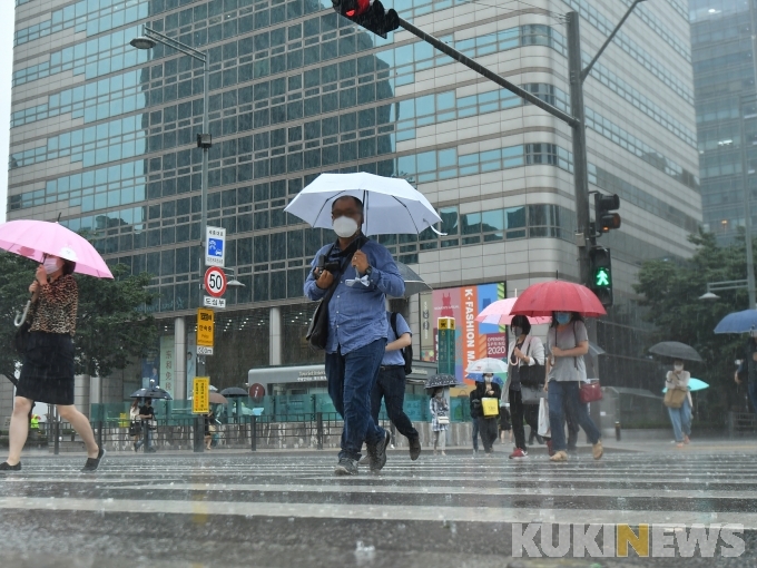 [오늘 날씨] 전국 곳곳 비·돌풍… 미세먼지는 오후 한때 나쁨
