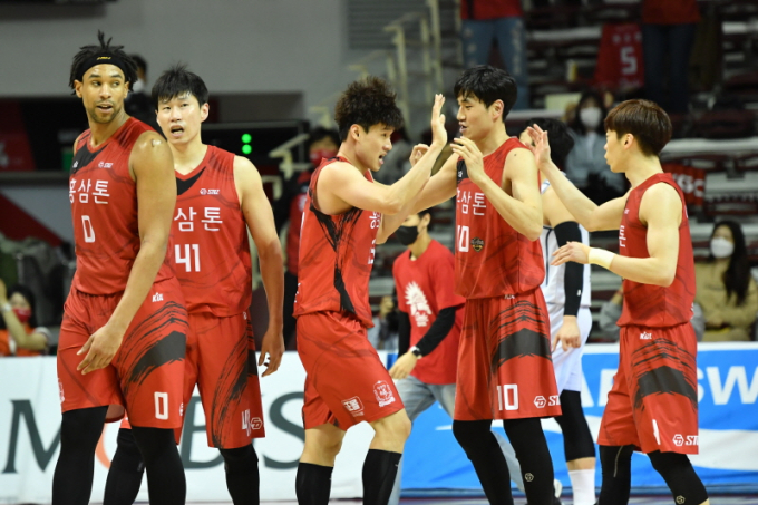 [KBL 챔프전] ‘빈틈이 없다’ KGC, 3차전도 대승… 우승까지 ‘-1승’