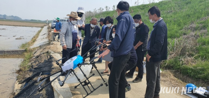 세종시농기센터, 드론으로 벼 심는 스마트 농업 ‘시연’