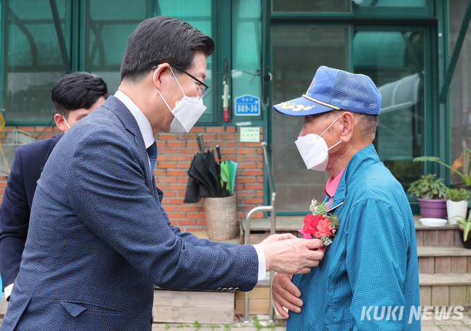 양승조 지사, 초·중학교 은사 만나 “존경과 감사” 전해