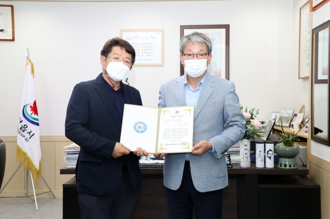 한국바이오영농조합, 정읍시민장학재단에 장학금 200만원 전달