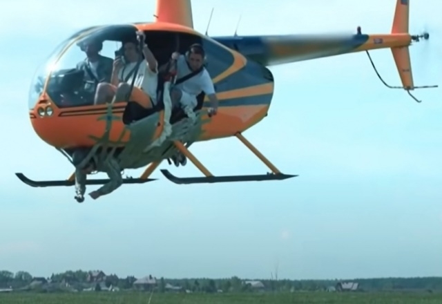 도넘은 러시아 유튜버…헬기에 사람 테이프로 묶고 비행