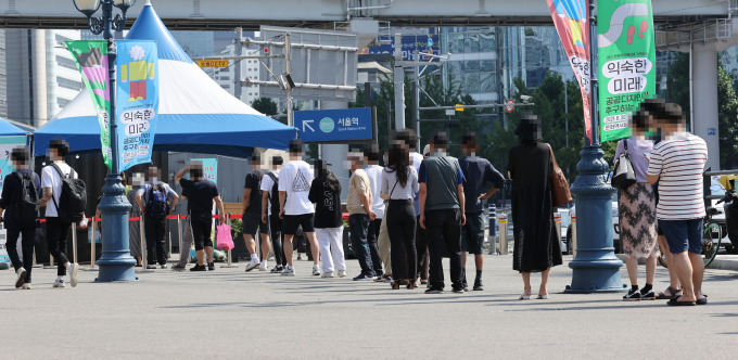 [쿠키포토] '줄지 않는 확진자' 휴일에도 계속되는 코로나 검사