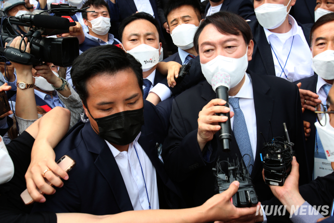 윤석열, 文·김정숙 여사 저격…