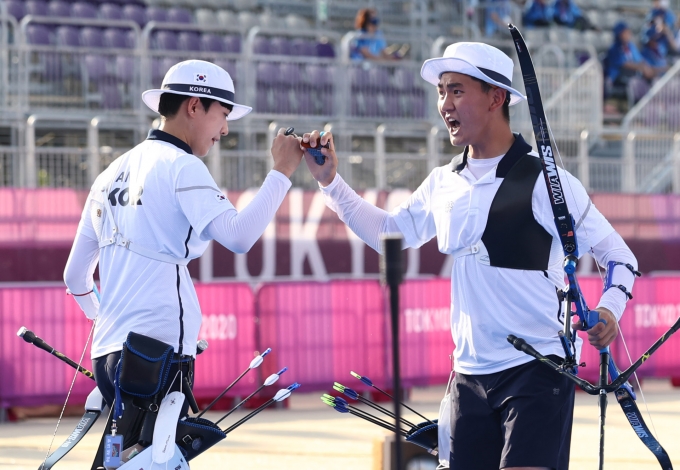 [올림픽] 김제덕·안산 “한국 선수단에 긍정의 힘이 전해지길”