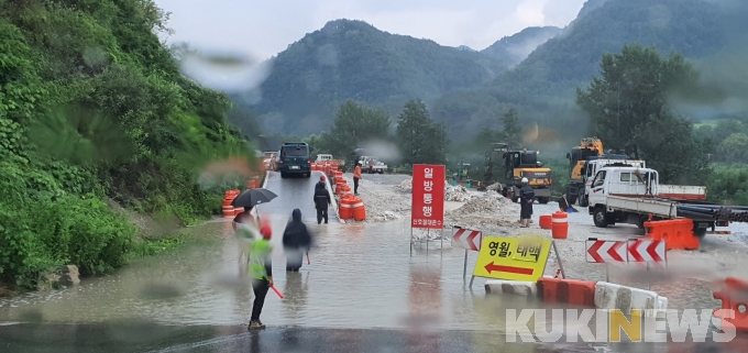 [포토]정선 공사현장에 들이닥친 빗물로 국도 마비