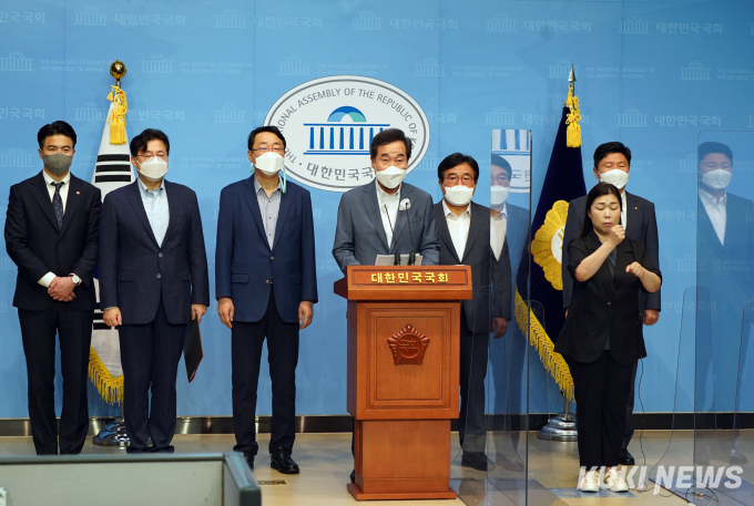 [쿠키포토] 이낙연, 서울공항 이전... 주택 정책 발표 