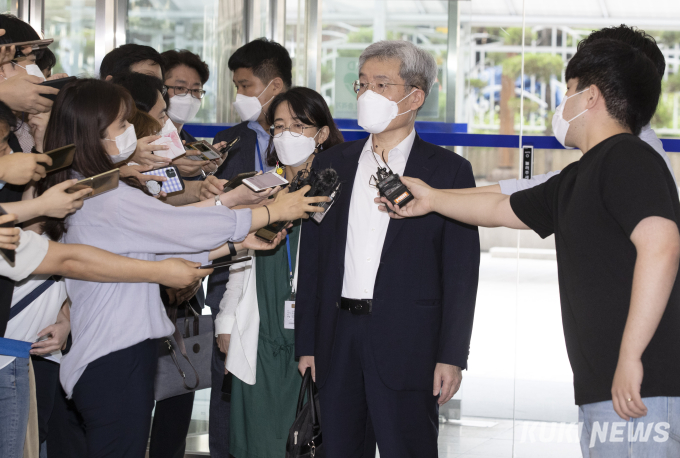 [쿠키포토] 청문회 준비 사무실로 출근하는 고승범 금융위원장 후보자