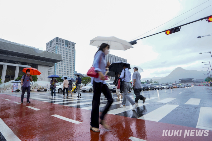 [쿠키포토]출근길 쏟아진 빗줄기에 재촉하는 발걸음