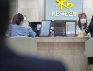 KB국민은행, 서민금융 우수 대부업체 자금 지원 外 신한·농협은행 [쿡경제]