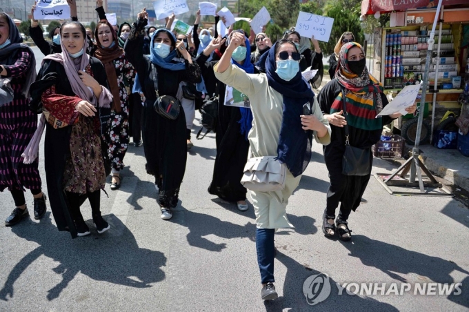 탈레반, 과도정부 항의하는 아프간 여성들에 채찍 휘둘러