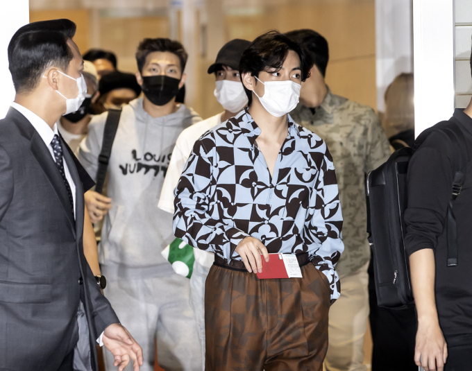 BTS, 붉은색 여권 들고 출국…文과 UN총회 참석해 연설