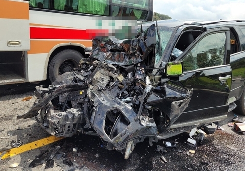 SUV 중앙선 넘어 승용차·버스 추돌…1명 사망·16명 부상