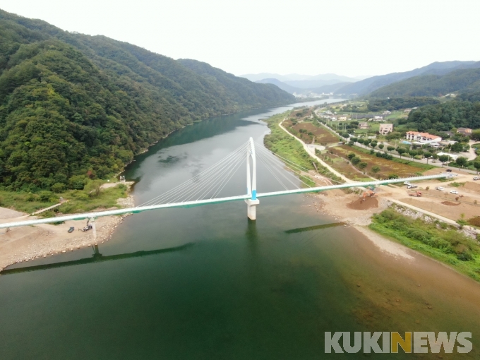 화천 북한강 인도교 마무리 공사 한창…11월 개통