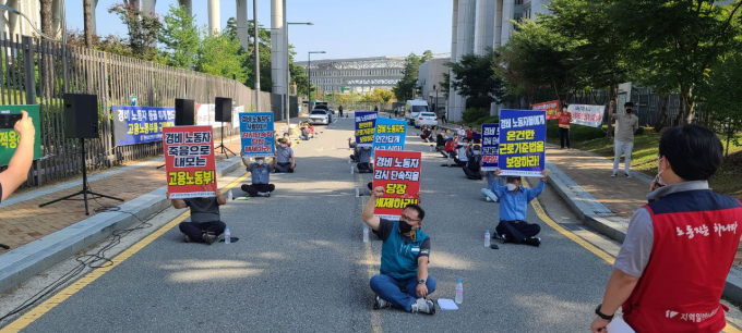 “주차 시키면 과태료? 안 쓸래요” 경비원 갑질금지법 부작용 우려