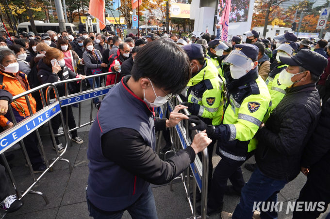 전국농민총궐기, 경찰과 대치하는 농민들 [쿠키포토]