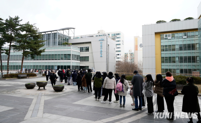 끝이 안 보이는 선별진료소 코로나19 검사 대기 줄 [쿠키포토]