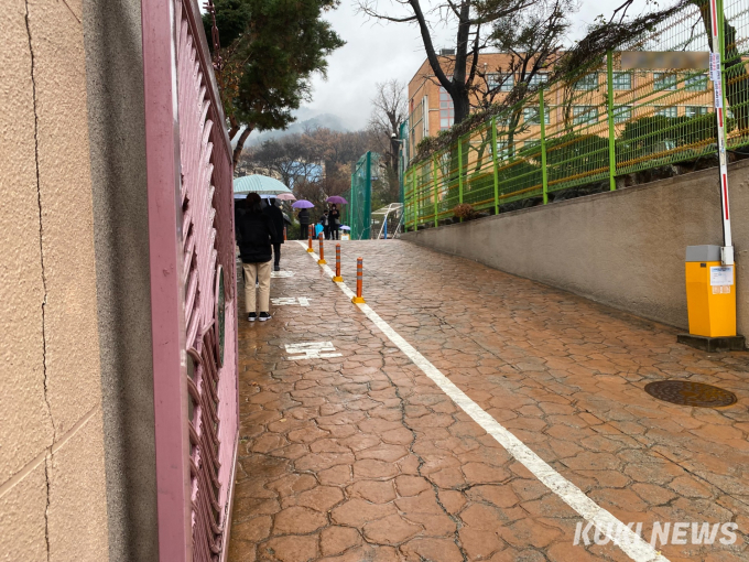 “보내긴 하지만 조마조마” 청소년 확진자 급증에도 전면등교 