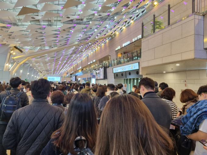 꽉 찬 김포공항 vs 텅 빈 인천공항…코로나 재확산 항공업계 긴장