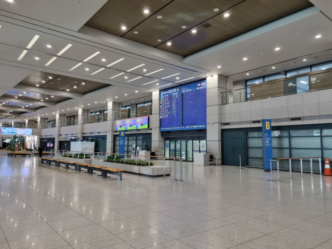 꽉 찬 김포공항 vs 텅 빈 인천공항…코로나 재확산 항공업계 긴장