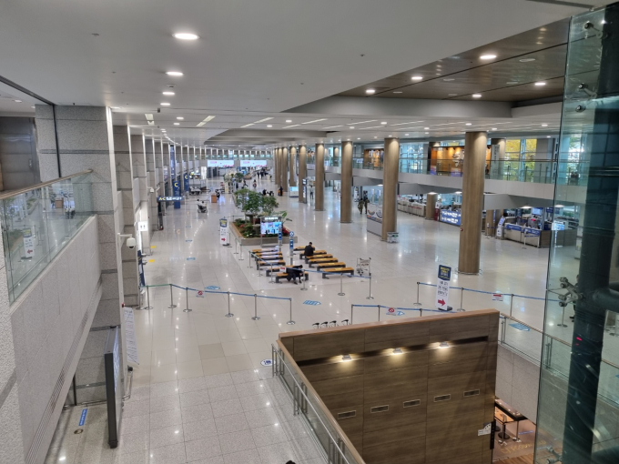 꽉 찬 김포공항 vs 텅 빈 인천공항…코로나 재확산 항공업계 긴장