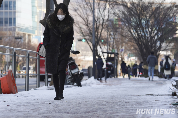 빙판길 뚫고 출근 [쿠키포토]