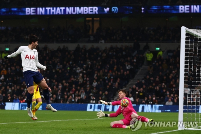 물오른 손흥민, 4경기 연속골…토트넘, 팰리스 3-0 완파