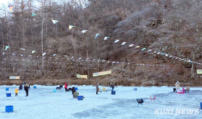 거리 두며 즐기는 '빙어낚시' [쿠키포토]