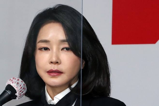 ‘김건희 7시간’에 여야 팽팽… “정치공작” vs “최순실 시즌2” 