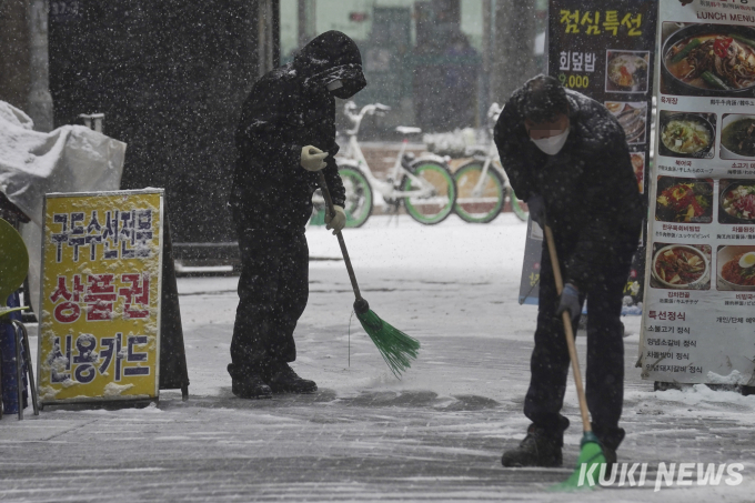 쓸어도 끝이 없는 제설 작업 [쿠키포토]