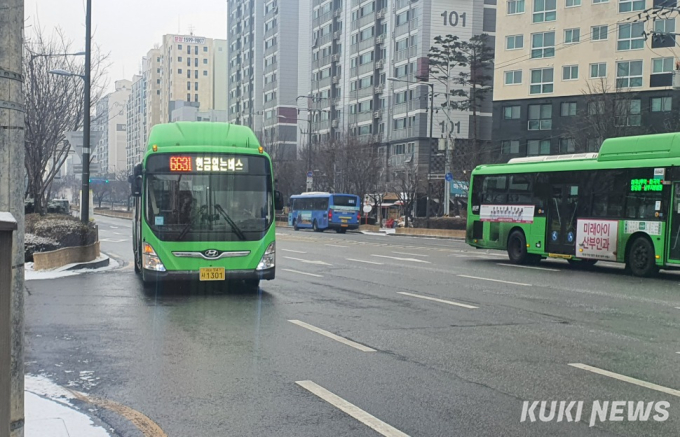 “계좌 이체요? 그냥 내릴래요” 현금 없는 버스 타보니