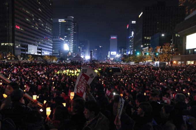 광화문에서 피어난, 그 겨울 ‘나의 촛불’ [쿡리뷰]