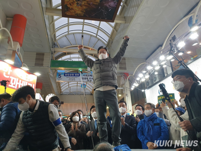 이재명, ‘공격수’ 전환… “尹 집권 시 옥상 유인물 뿌리는 시대로 돌아갈 것”