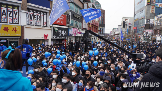 ‘이재명’ 보자… 전북대 앞에 모인 구름 인파 [쿡정치 포토]