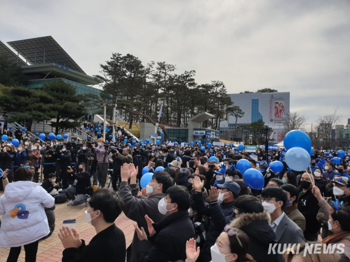 ‘포항’ 찾은 이재명… “에너지 전환 미룰 수 없어” [쿡정치 포토]