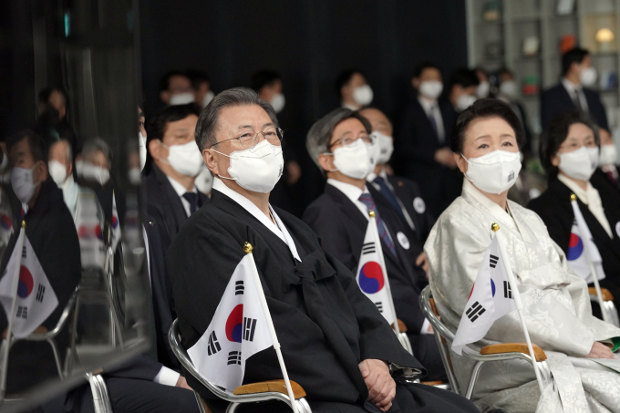 文 “김대중 정부는 첫 민주 정부”…野 “김영삼 정부는?”