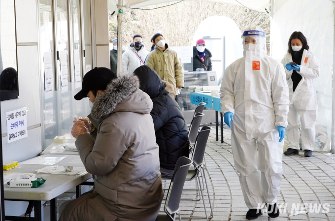 사적모임 8명까지… 한쪽선 “방역완화 중지해야”