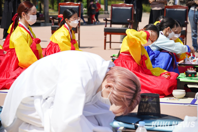 '양띠들의 성년축제' 전통 성년례 거행 [쿠키포토]