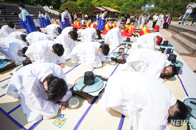 '양띠들의 성년축제' 전통 성년례 거행 [쿠키포토]