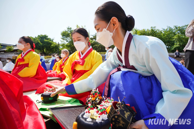 '양띠들의 성년축제' 전통 성년례 거행 [쿠키포토]