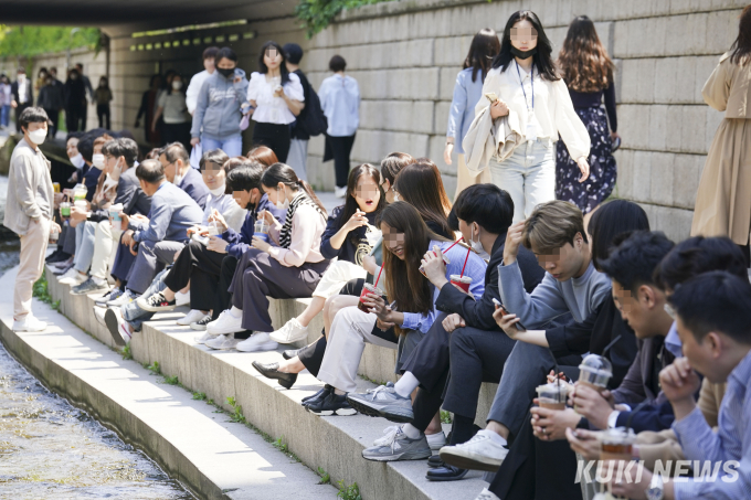 ‘마스크 벗었다 썼다’ 번복하는 해외…국내 ‘안정적’ 단계