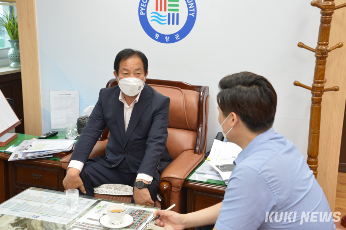 [인터뷰] 심재국 평창군수, '발품 노트' 네 권에 지역 미래 담았다