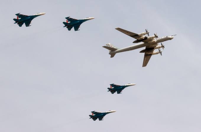 러 폭격기 2대 동해 상공 비행… 합참 “전술조치”