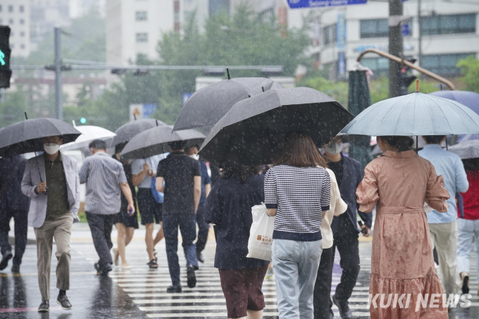 힌남노가 부른 딜레마…긴급 휴교에 맞벌이 부모 ‘한숨’