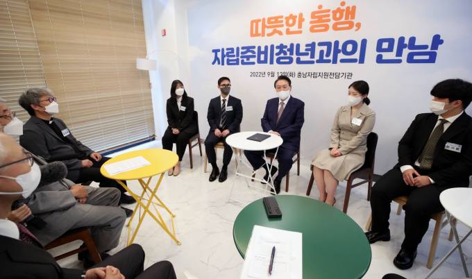 尹 대통령, 자립준비청년 만났다… ‘과감한 지원’ 약속