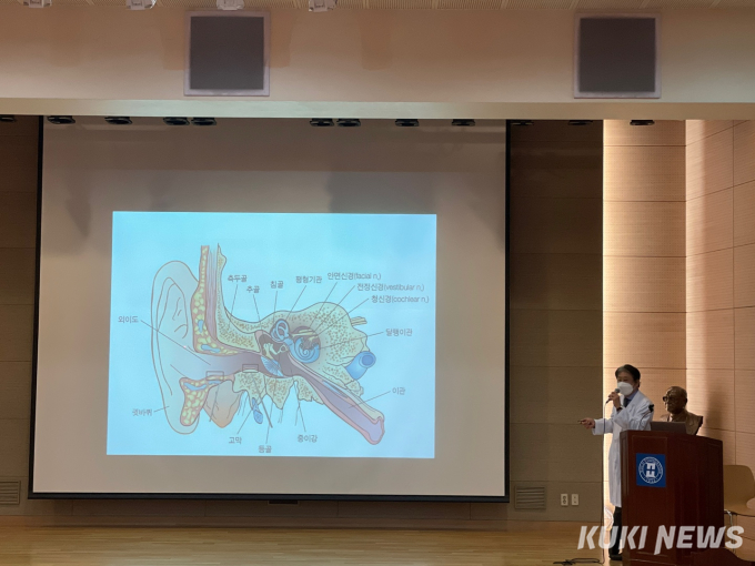 “난청, 치매 확률 8% 높여… 적극 치료해야”