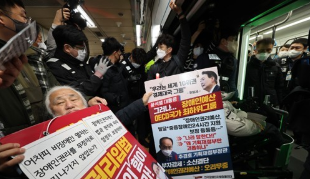 전장연 시위에 결국 ‘무정차’ 통과…시민들 갑론을박 